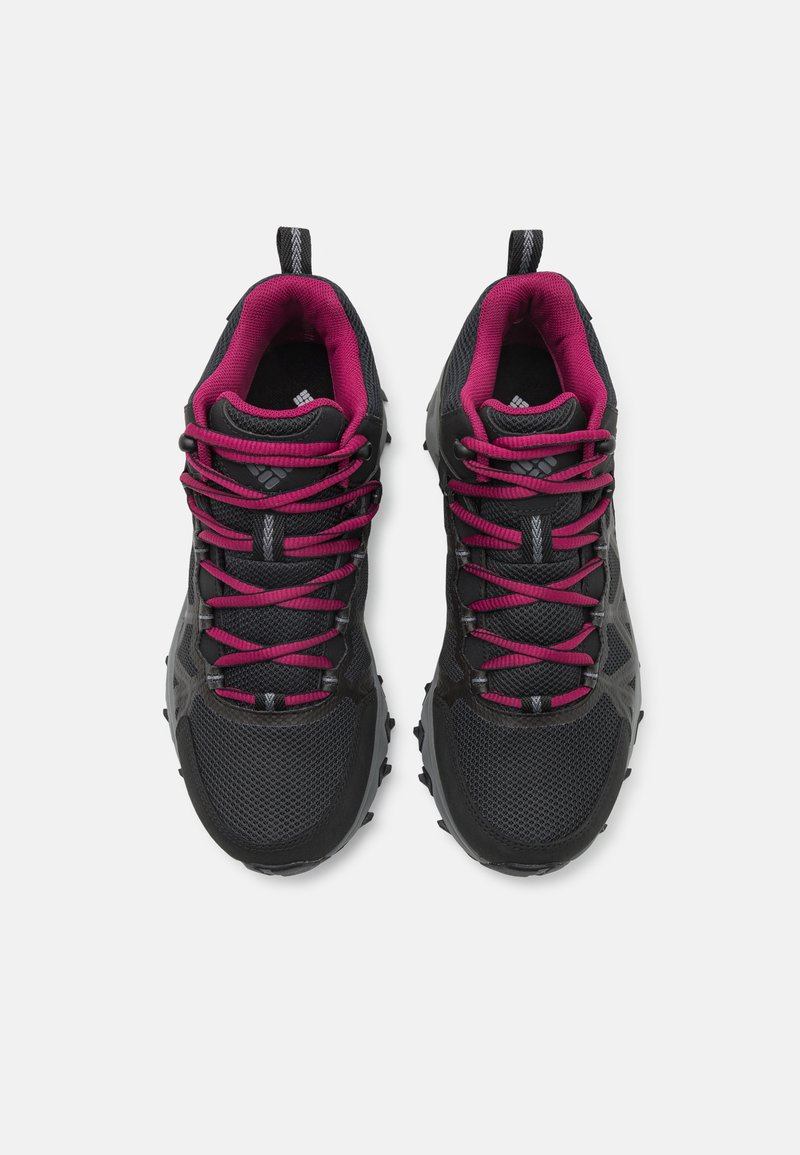 Czarne buty sportowe z teksturowaną siateczką, różowymi sznurówkami i solidną podeszwą. Oferują wzmocnione obszary palców i pięty dla zwiększonej trwałości.