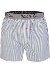 Männliche Boxershorts in blau-weißen Streifen, mit einem roten Knopf und einem grauen elastischen Bund, auf dem "Phil & Co." in Schwarz gedruckt ist.