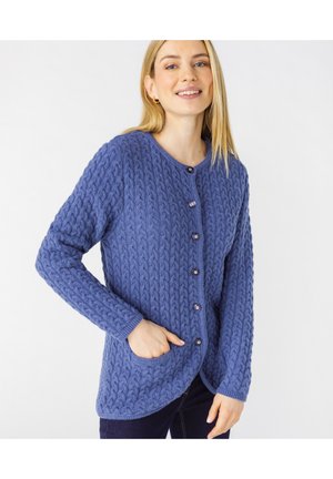Gestrickte blaue Strickjacke mit einer Kabelstruktur, rundem Ausschnitt, vorderen Knöpfen und seitlichen Taschen; hat lange Ärmel und einen leicht abgerundeten Saum.