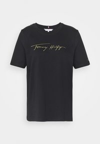 Zwarte katoenen t-shirt met korte mouwen en een ronde hals. Bevat een gouden geborduurd "Tommy Hilfiger" logo op de borst.
