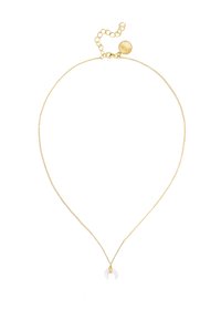 Gouden ketting met een delicate ronde hanger van witte material, voorzien van een verstelbare sluiting en een lichte textuur.