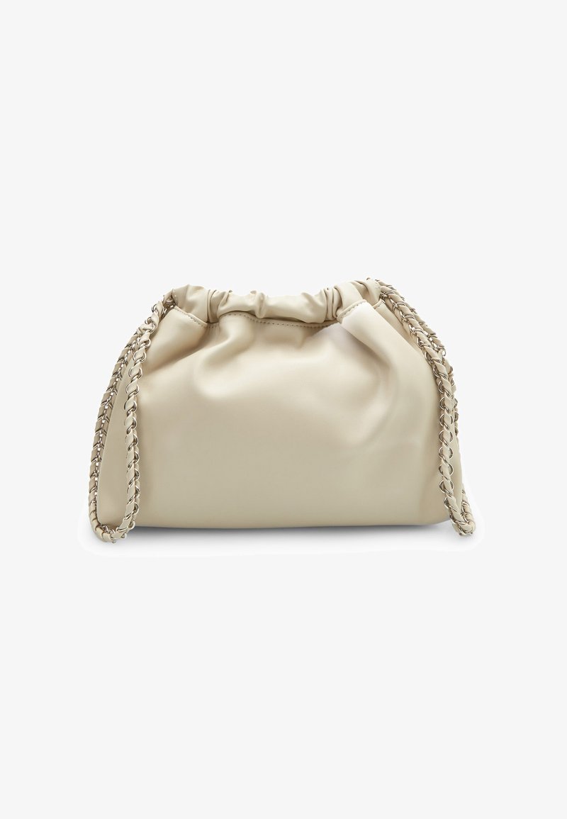 Beige bőr kézitáska, begyűrött tetejű, ezüst lánc pánttal és sima felülettel. Kerek formája és minimalista dizájnja van.