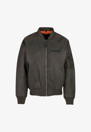 Ležérní bomber bunda ve tmavě zelené barvě, vybavená náplety na rukávech a lemu, zipovým zapínáním a oranžovou podšívkou, s kapsou na levém rukávu.