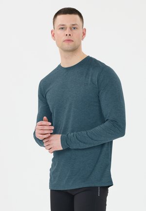 Leichtes Langarmhemd aus meliertem blauen Stoff mit Rundhalsausschnitt und Logodetail auf der Brust. Eng anliegende Passform mit Manschetten an den Handgelenken.