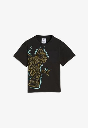 Sort T-shirt med korte ærmer med en gul og blå robotfigur, en sort brystlomme og en gul Puma-logo på fronten.