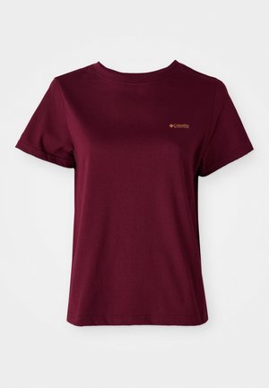 T-shirt en coton bourgogne avec un col rond, des manches courtes et un petit logo Columbia doré sur la poitrine gauche. Texture lisse, coupe décontractée.