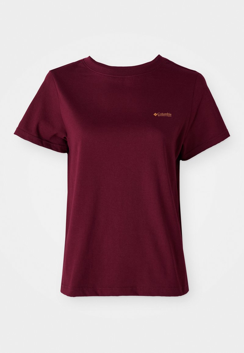 Burgundowa bawełniana koszulka z okrągłym dekoltem, krótkimi rękawami oraz małym, złotym logo Columbia na lewej piersi. Gładka faktura, luźny krój.