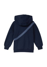 Dunkelblauer Kapuzenpullover mit einem diagonalen hellblauen Streifen über den Rücken. Weicher Stoff, gerippte Bündchen und Saum.