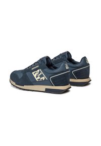 Scarpe da ginnastica blu navy con tomaia in suede e mesh, suola in gomma beige e un logo laterale con dettagli testurizzati.