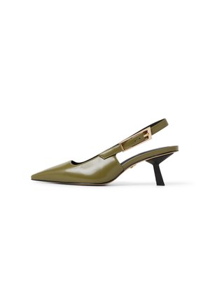 Vihreä patentoitu nahkainen slingback-kengät, joissa on kapeneva kärki, säädettävä solki ja lyhyt musta korko. Leikkaukset sivuilla.