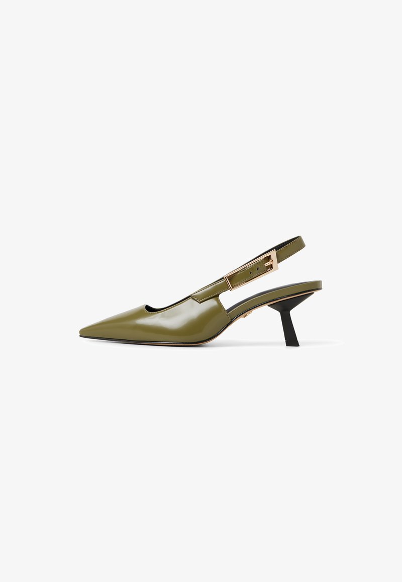 Groene patentleren slingback schoen met een spitse neus, verstelbare gesp en een korte zwarte hak. Uitsnijding ontwerp aan de zijkanten.