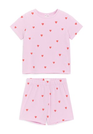 Ensemble haut à manches courtes et short rose avec motifs de cœurs rouges, avec un col rond et une taille élastique au short.
