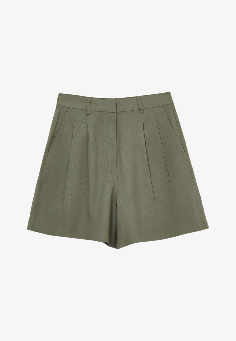 Short taille haute vert olive avec plis à l’avant, poches latérales, passants de ceinture et fermeture cachée à l’avant.
