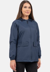 Marineblauwe lichtgewicht jas, met een rits aan de voorkant, verstelbare capuchon, elastische manchetten en twee voorzakken met een gladde textuur.