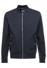Chaqueta bomber de color azul marino con cremallera frontal, cuello alzado, dos bolsillos laterales, puños y dobladillo acanalados, fabricada con un tejido suave y ligero.