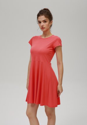 Koralli lyhythihainen mekko, jossa on pyöreä pääntie ja A-linjainen hame. Valmistettu pehmeästä kankaasta, jossa on sileä pinta, ja siinä on fitted bodice.