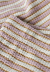 Gestreepte stof met afwisselend lichtroze en witte strepen met metalen gouden accenten, met een geribbelde textuur en gestikte naden.