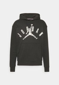 Czarna bluza z kapturem wykonana z bawełnianej tkaniny mieszanej, z dużym, odblaskowym logo "JORDAN" i grafiką skaczącej postaci na przodzie.