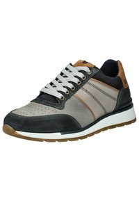 Pánské tenisky v šedé a námořnické barvě s prvky semišové a kožené, perforovanou špičkou, hnědými akcenty a bílou podrážkou. Mají šedé tkaničky a šití.