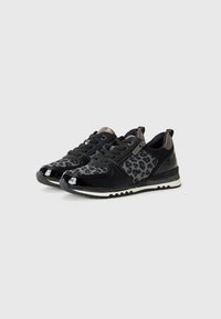 Czarne sneakersy z górną częścią pokrytą wzorem lamparta, akcentami z lakierowanej skóry, teksturowanymi sznurówkami, zamkiem błyskawicznym oraz białą, prążkowaną podeszwą.