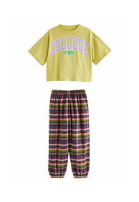 Gelbes, gekürztes T-Shirt mit dem grafischen Aufdruck "COLLEGE VIBES" in lila und grün. Bunt karierte Hose mit elastischem Bund und Bündchen.