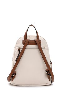 Sac à dos en nylon beige clair avec des bretelles et des accents en cuir brun. Il est équipé d'une poche zippée à l'arrière et présente des détails de couture minimaux.