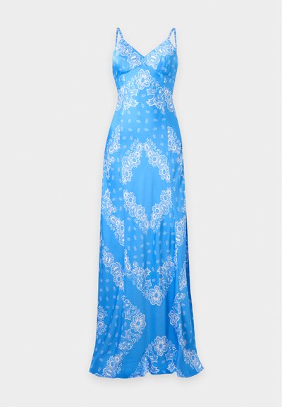 Robe longue bleue avec motif floral paisley blanc, bretelles spaghetti, bustier ajusté et fente latérale.