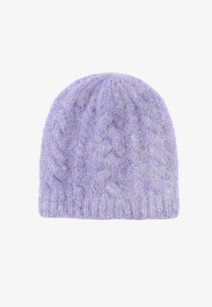 Lilla kudumüts kaelaga mustriga, pehme tekstuur ja soonikkangas. Materjal näeb väljaudune ja soe.