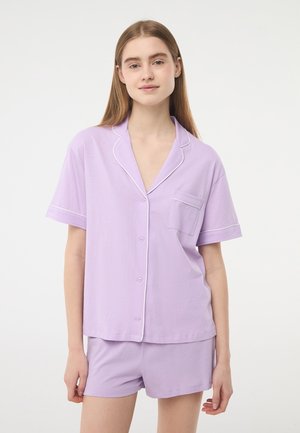 Set di pigiami in cotone lavanda composto da una maglia a maniche corte con bottoni, taschino sul petto e piping bianco a contrasto, abbinata a pantaloni corti coordinati.