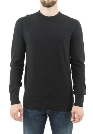 Maglione nero a maniche lunghe realizzato in tessuto a maglia, con scollo rotondo, polsini e orlo a coste, e un logo discreto sul petto.