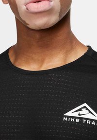 Nike Performance SOLAR CHASE - Športne majice - black/white