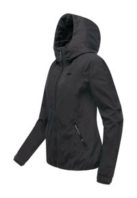 Schwarze Kapuzenjacke mit Reißverschluss vorne, Seitentaschen und elastischen Bündchen. Das Material hat eine dezente Textur mit matter Oberfläche.