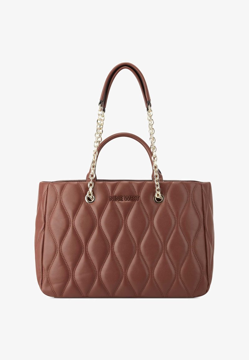 Sac à main en cuir matelassé marron avec deux bandoulières en chaîne et cuir ainsi qu'une poignée supérieure, arborant le logo "NINE WEST" à l'avant.
