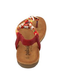 Sandalo infradito rosso con cinturini intrecciati multicolore, plantare imbottito color crema e un accento decorativo argentato vicino alla parte del dito.