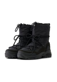 Černé zimní boty s polstrovaným, prošívaným svrškem, vybavené šněrováním, kovovými doplňky a strukturovanou gumovou podrážkou pro lepší trakci.