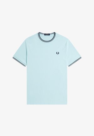 Hellblaues T-Shirt mit kurzen Ärmeln und schwarzen Doppelstreifen am Kragen und an den Ärmeln, mit einem kleinen schwarzen Lorbeerkranz-Logo auf der Brust.