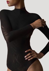 Body in tessuto traslucido e testurizzato di colore nero, a maniche lunghe, con un motivo geometrico. Presenta un collo alto e una vestibilità aderente.