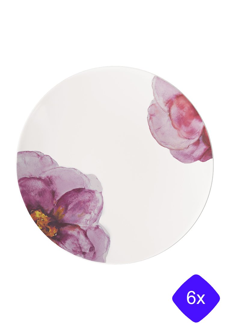Biała, okrągła talerz z dwoma dużymi kwiatami w stylu akwareli w odcieniach fioletu i różu na przeciwnych brzegach.