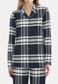 Navy- und graues kariertes Schlafanzugset mit einem langärmeligen Hemd mit Knopfverschluss und Kragen sowie passenden Hosen. Hergestellt aus einem weichen Stoff.