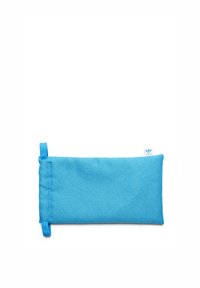 Blå rektangulär påse gjord av texturerad tyg, med en flik på ena sidan och en liten logotagg. Idealisk för att organisera småsaker.