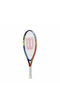 Tennisracket met een blauw en oranje frame, witte greep en een open snaarpatroon. Heeft een prominente rode logo op de snaren.