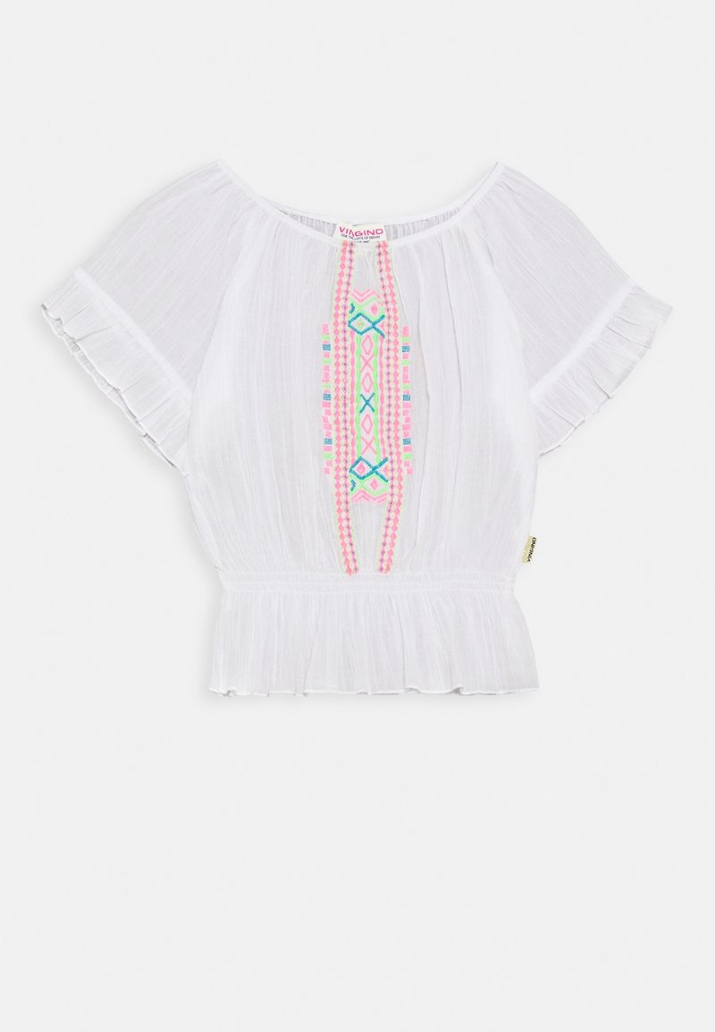 Haut blanc à manches courtes avec un ourlet à volants et une broderie colorée présentant des motifs géométriques roses, bleus et verts au centre.