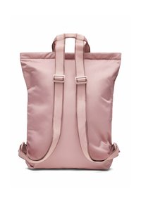 Roze nylon rugzak met een platte vormgeving, twee verstelbare schouderbanden en dubbele handvatten bovenaan. Gladde textuur zonder zichtbare patronen of accenten.