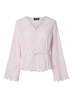 Blouse à manches longues rose clair avec broderie à œillets, bords festonnés, boutons sur le devant et cordon de serrage noué à la taille.