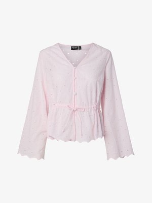 Blusa de manga larga rosa claro con bordado ojival, bordes ondulados, botones delanteros y cordón ajustable en la cintura.