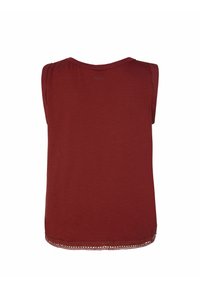 Top rosso senza maniche con scollatura tonda, realizzato in tessuto morbido, con un delicato pizzo lungo l'orlo. Texture liscia.