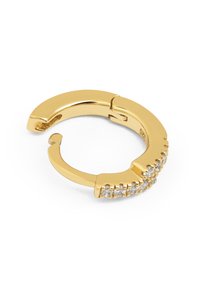 Orecchino a cerchio in oro con un design elegante e arrotondato, caratterizzato da una superficie texturizzata e una fila di cristalli trasparenti lungo un lato.
