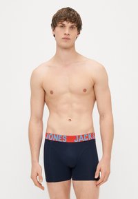 Námořnické modré boxerky s červeným a modrým elastickým pasem s výrazným nápisem "JACK & JONES". Měkká bavlněná tkanina.