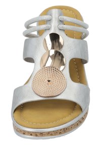 Zilveren faux leren sandaal met drie ronde metalen accenten, een kurken zool en een open ontwerp met banddetails.