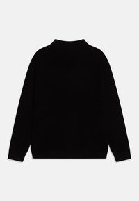 Czarny dzianinowy sweter z wysokim kołnierzem, długimi rękawami i prążkowanymi mankietami. Materiał wydaje się miękki i ma gładką teksturę.
